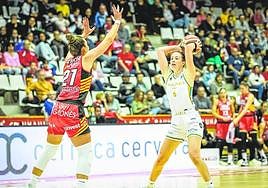 Aina Ayuso busca una compañera en el choque de anoche.