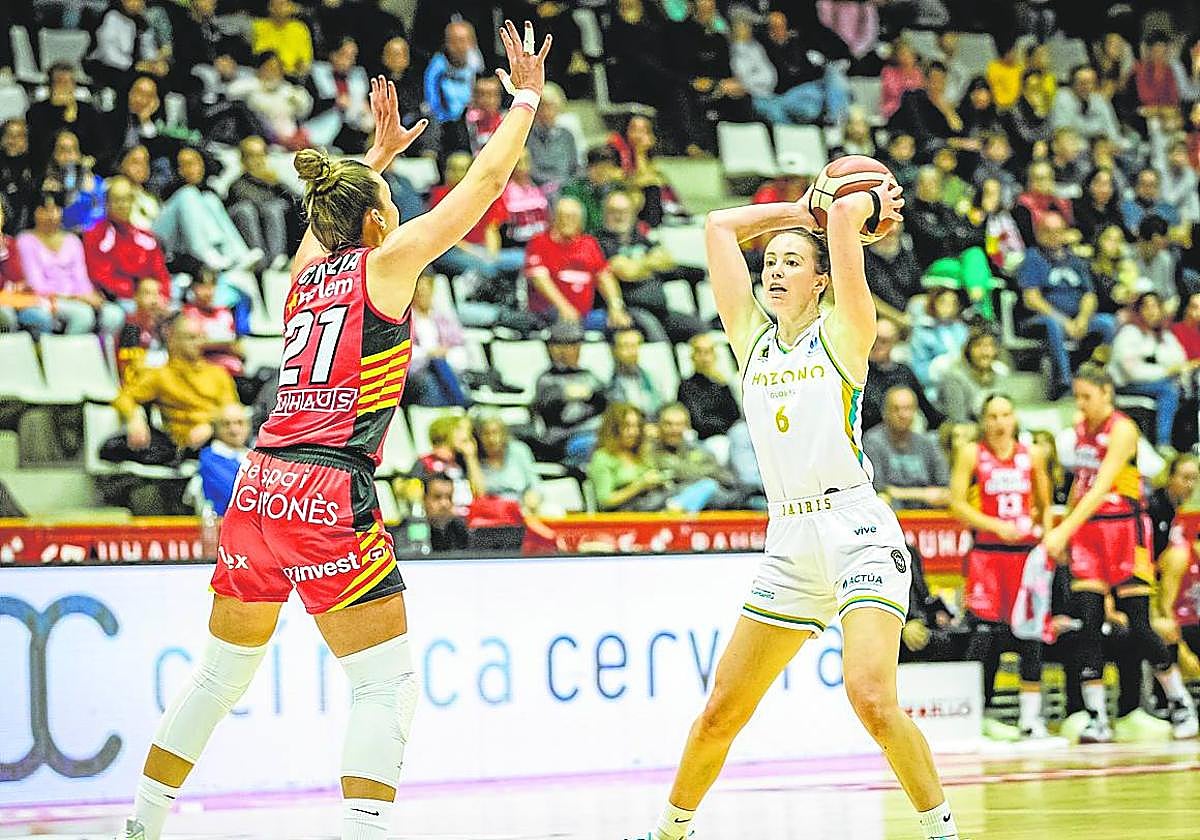 Aina Ayuso busca una compañera en el choque de anoche.