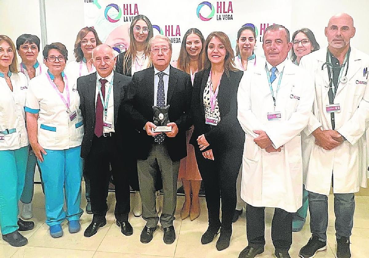 Eduardo Reina, gerente de HLA La Vega, sostiene el premio TOP 20 junto al equipo directivo del hospital.