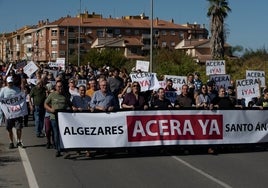 Vecinos de las pedanías de Algezares y Santo Ángel durante la manifestación de este domingo.