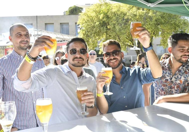 Dos hombres disfrutan de sus cervezas, este domingo, en Región de Murcia Gastronómica.