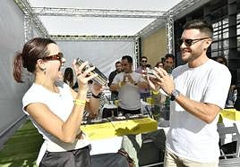 Dos participantes del taller de elaboración de cócteles, este domingo, en Región de Murcia Gastronómica.