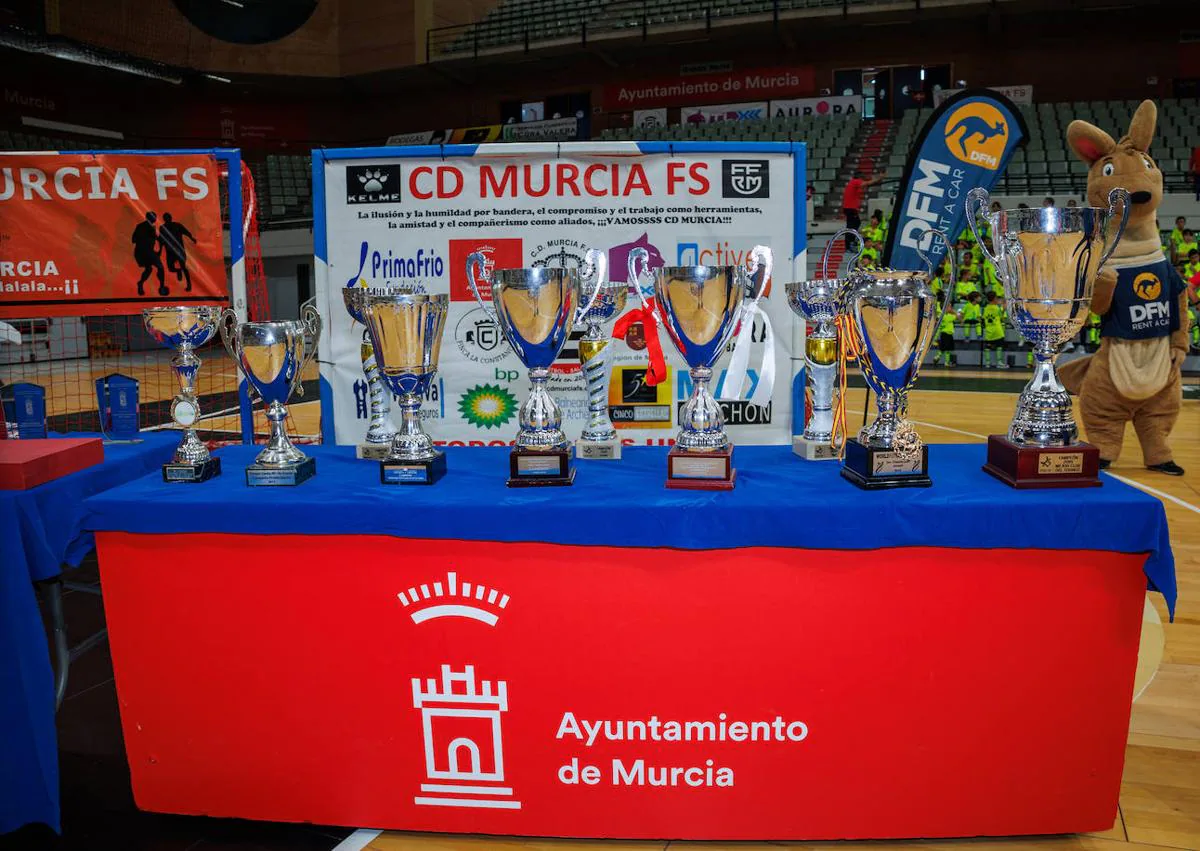 Imagen secundaria 1 - Puesta de largo del CD Murcia en el Palacio de los Deportes para la temporada 2023/24