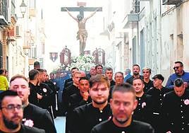 Una de las cofradías durante el desfile procesional, ayer.