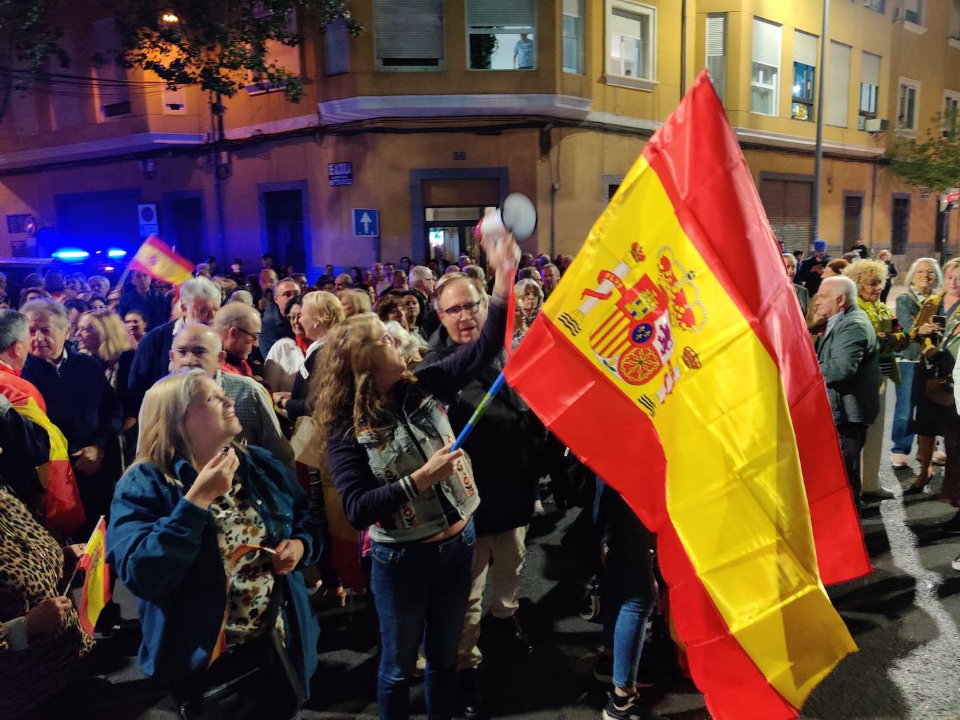 Protesta contra la ley de amnistía frente a la sede del PSOE