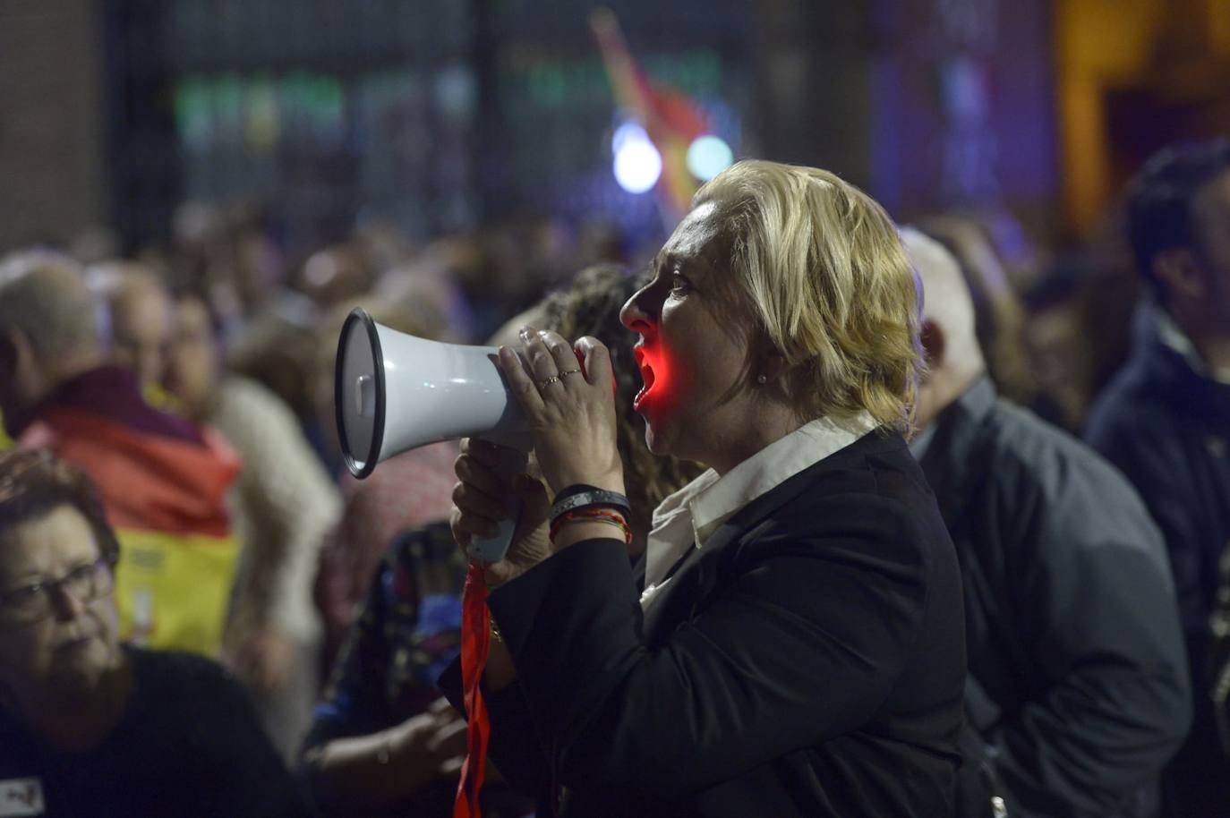 Protesta contra la ley de amnistía frente a la sede del PSOE