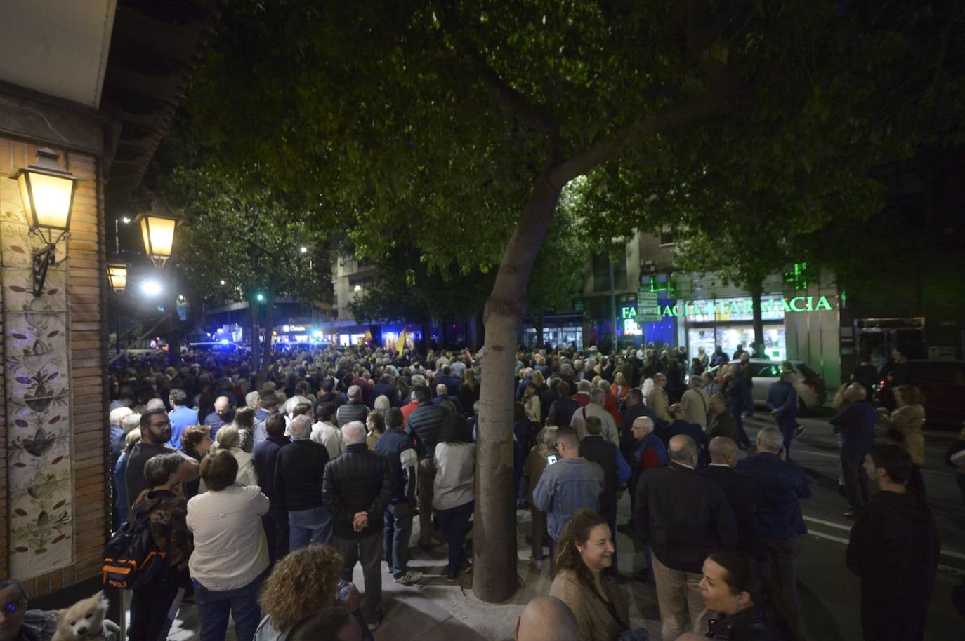Protesta contra la ley de amnistía frente a la sede del PSOE
