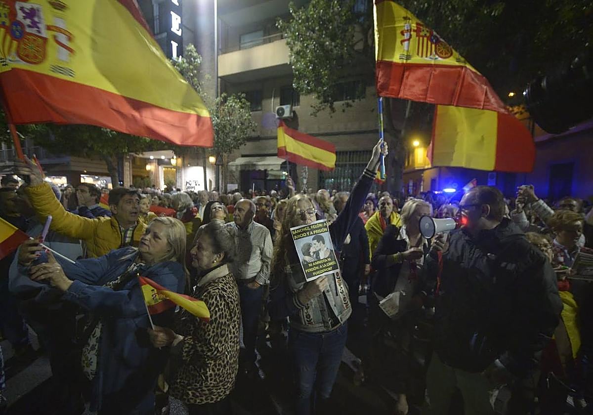 Manifestantes en la calle Princesa de Murcia, este lunes por la noche.