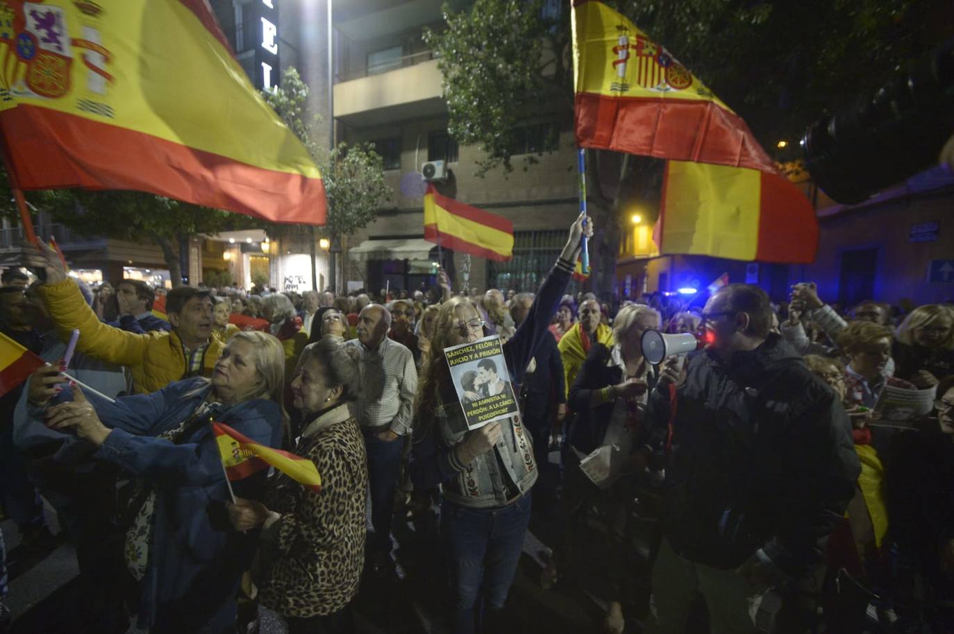 Protesta contra la ley de amnistía frente a la sede del PSOE