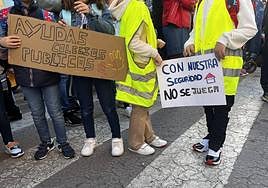 Alumnos del colegio Santo Cristo del Consuelo se manifiestan en la puerta.