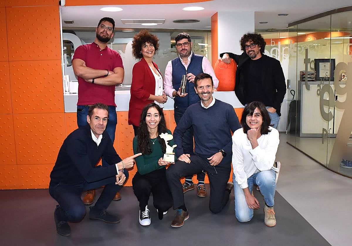 El equipo de la agencia publicitaria Portavoz con los dos premios.