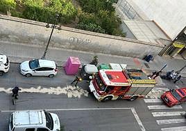 Los Bomberos esparcen sepiolita por la avenida.