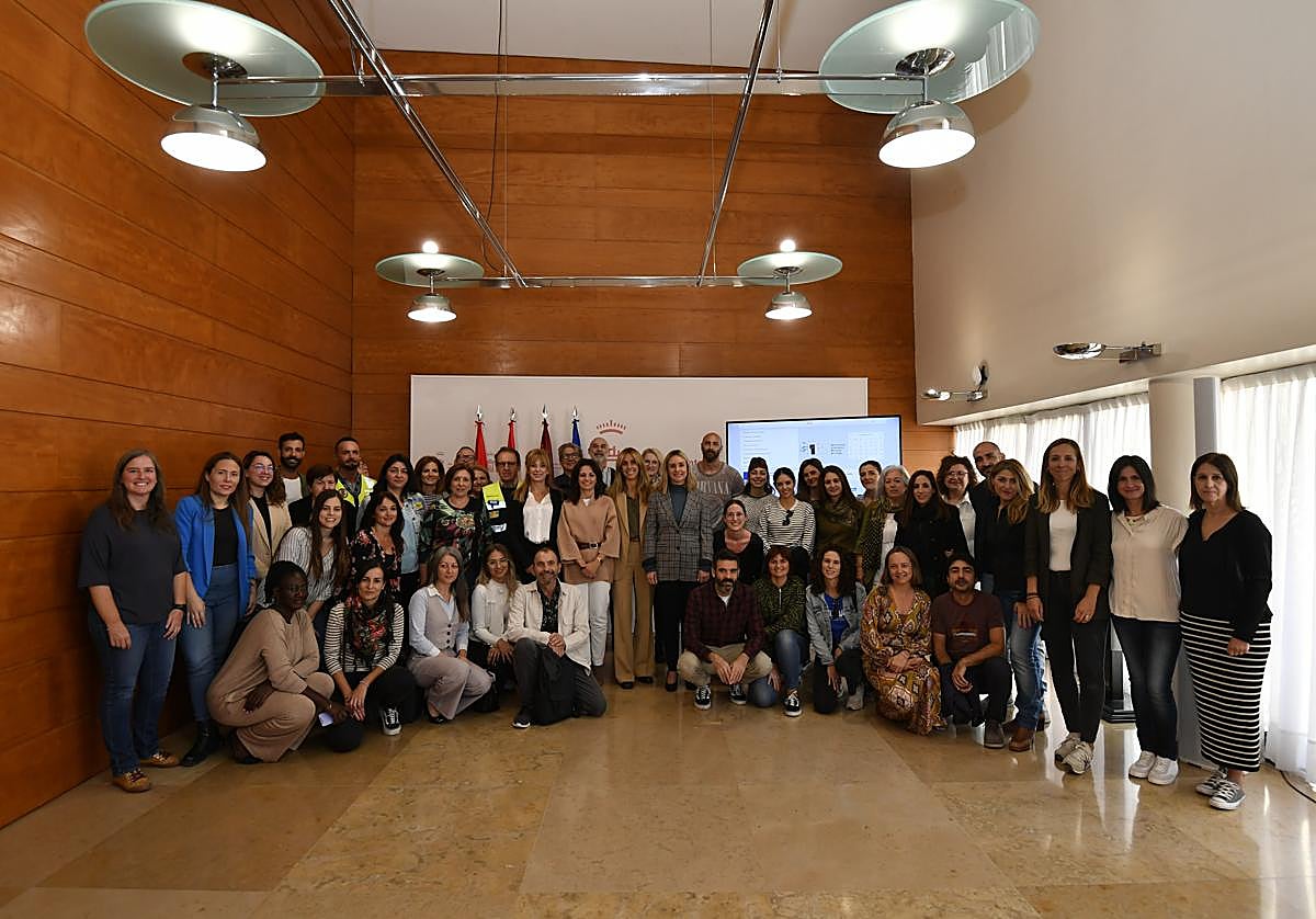 La consejera Conchita Ruiz y la concejal de Bienestar Social, Pilar Torres, (c), y la edil socialista Esther Nevado (3d), junto a representantes de las entidades del Tercer Sector, en la presentación este martes de la herramienta Hips en el edificio Moneo.
