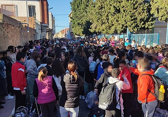 El alumnado del CEIP Sagrado Corazón de Librilla, en su segundo día de protesta