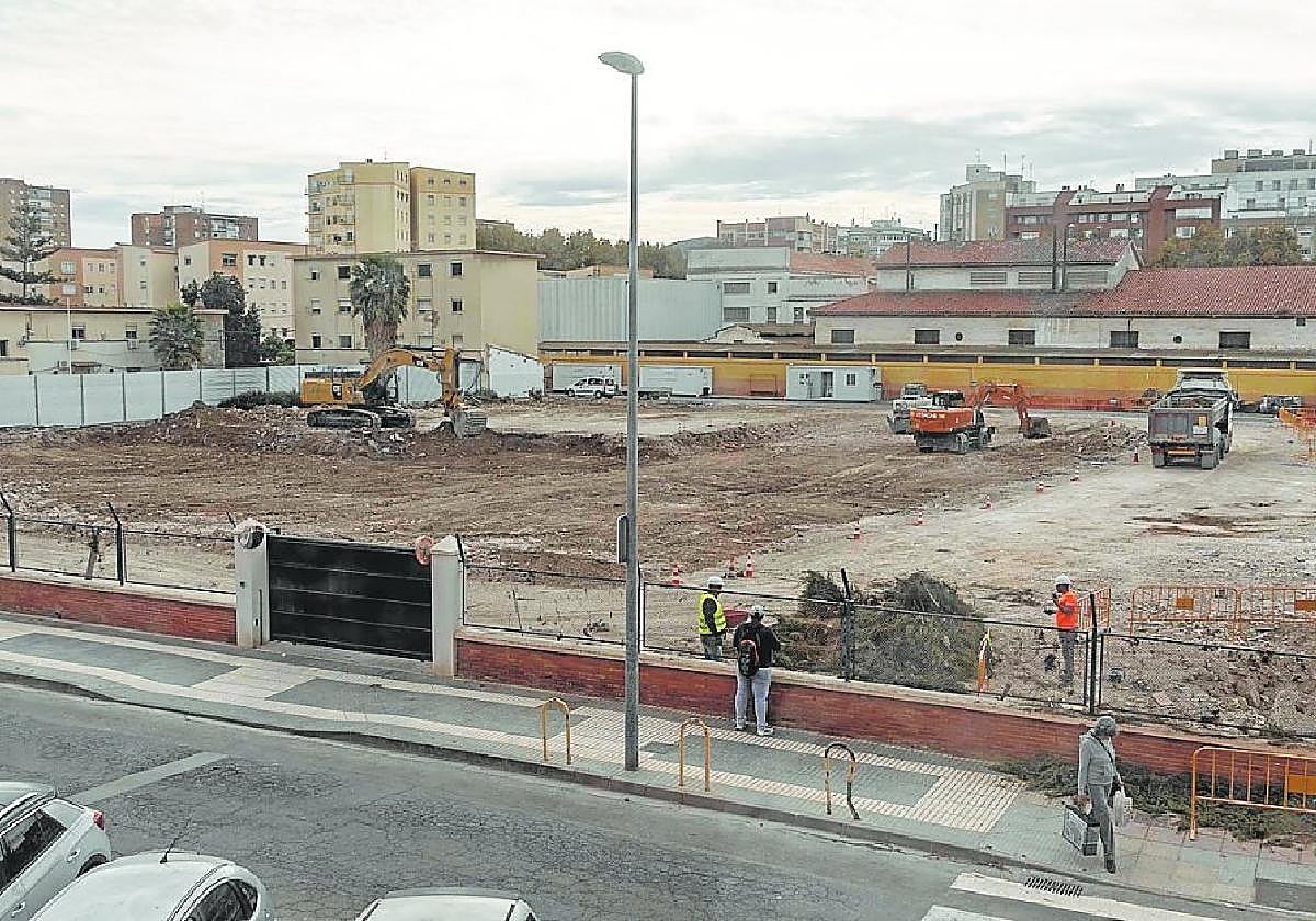 Foto reciente del solar que ocupaban las viviendas de la casa cuartel; a la izquierda, vallada, la zona que aún está en uso.
