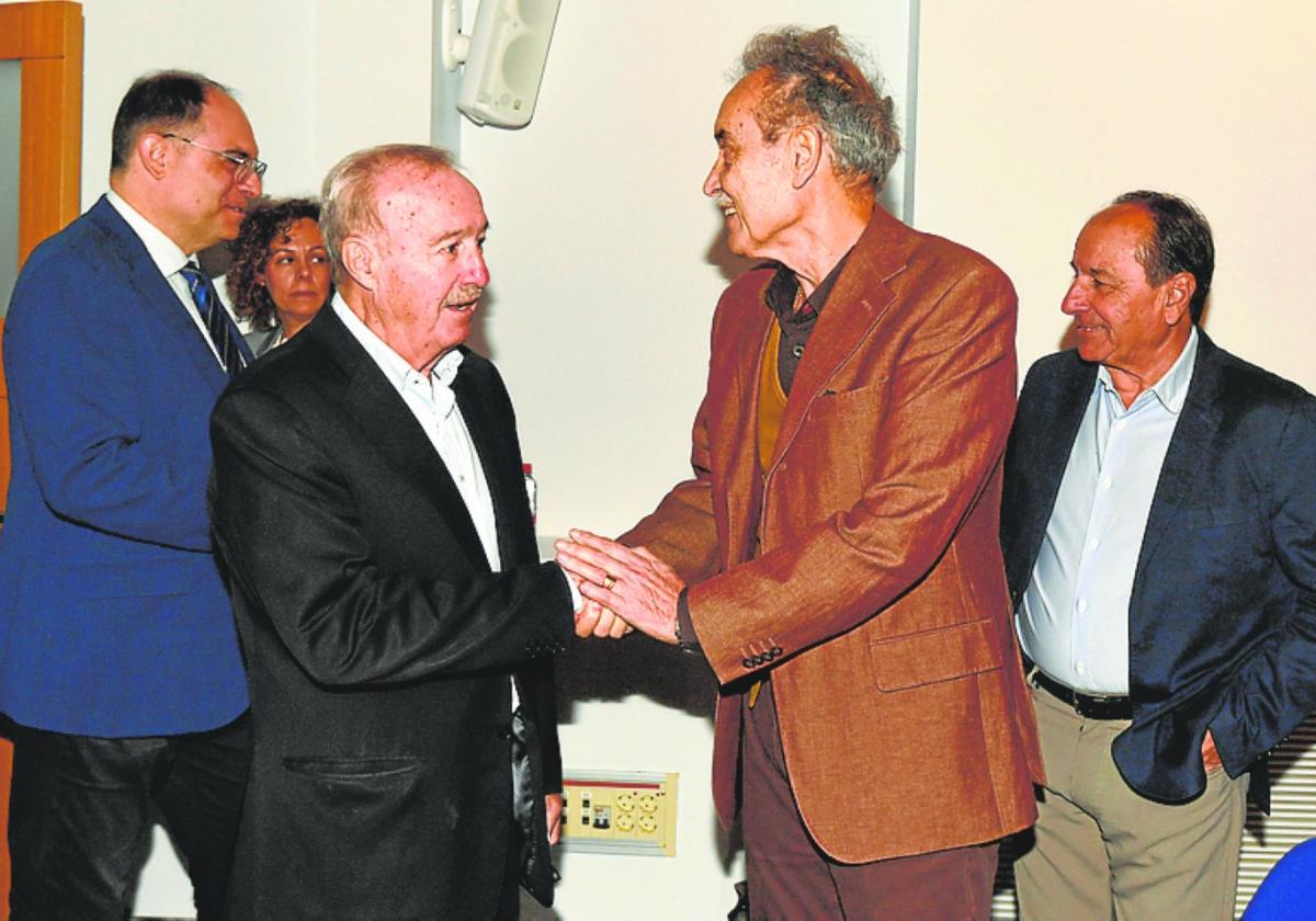 Saludo entre Antonio Gómez Fayrén Pedro Cano, ayer.