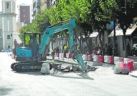Últimos trabajos en la alameda de Colón, antes de que se ejecute su definitiva pavimentación y se reabra la vía.