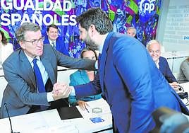 Feijóo saluda a López Miras, ayer, en la Junta Directiva del PP.