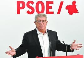 El líder socialista, José Vélez, ayer, en la sede de Princesa.