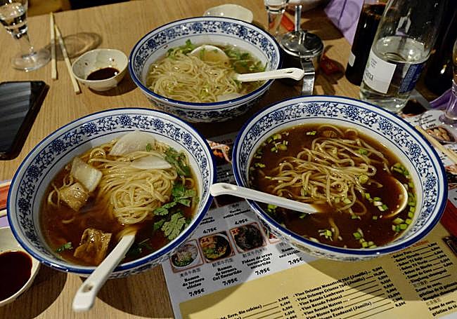 Tres platos del famoso cocido de Lan Zhou.