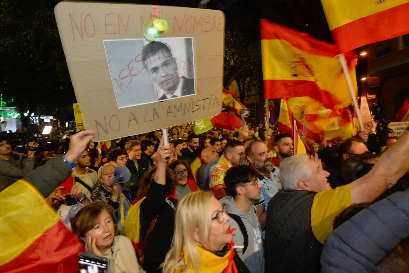 Protesta frente a la sede del PSRM en la calle Princesa de Murcia