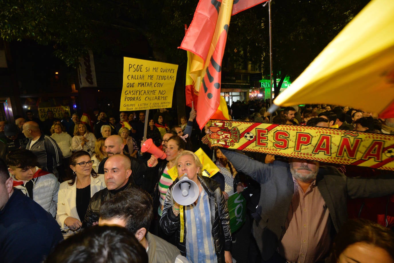 Protesta frente a la sede del PSRM en la calle Princesa de Murcia