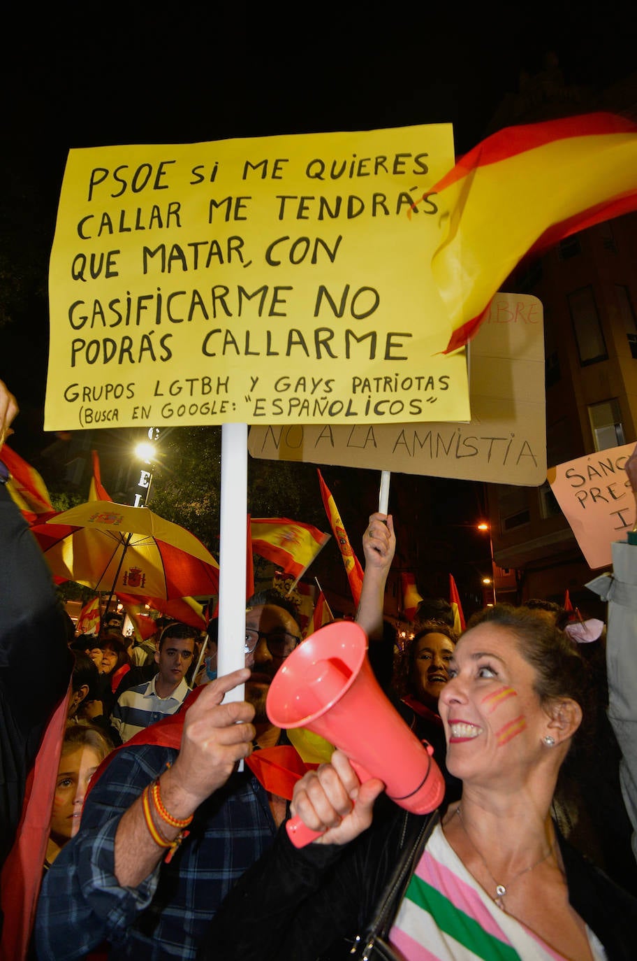 Protesta frente a la sede del PSRM en la calle Princesa de Murcia