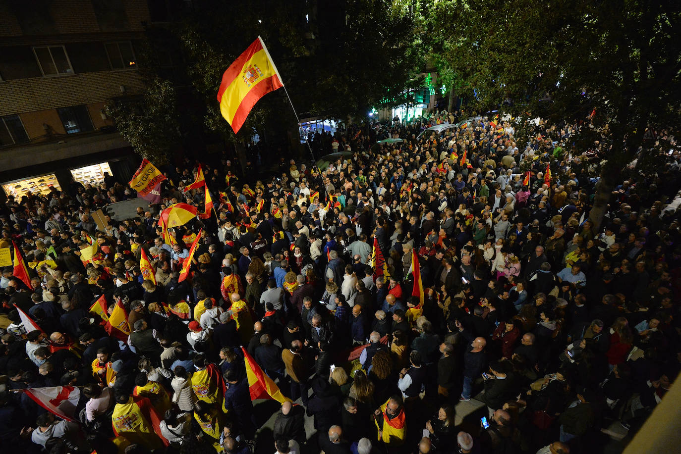 Protesta frente a la sede del PSRM en la calle Princesa de Murcia