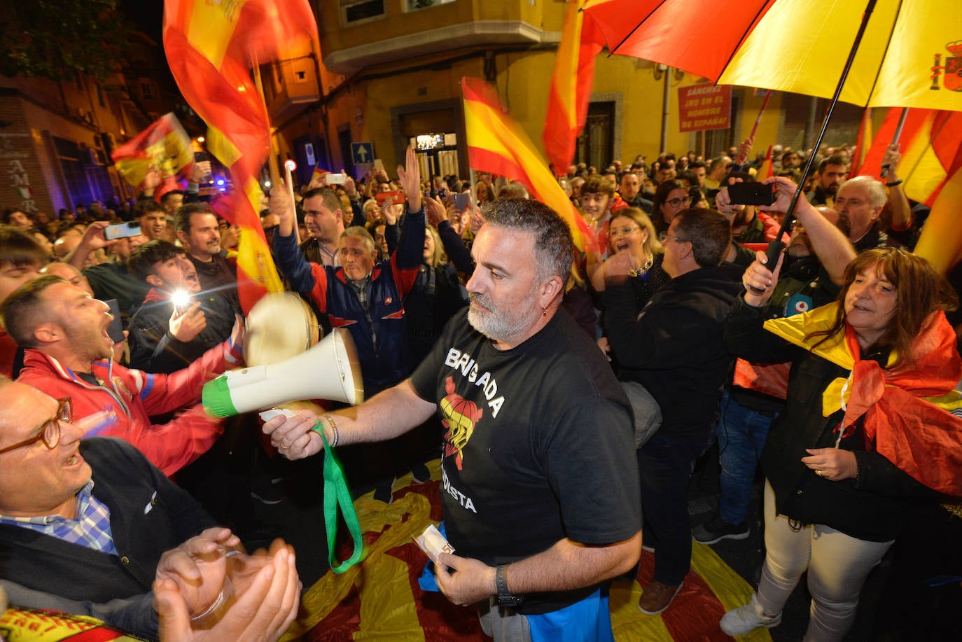 Protesta frente a la sede del PSRM en la calle Princesa de Murcia