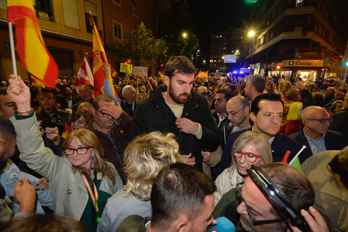 Protesta frente a la sede del PSRM en la calle Princesa de Murcia