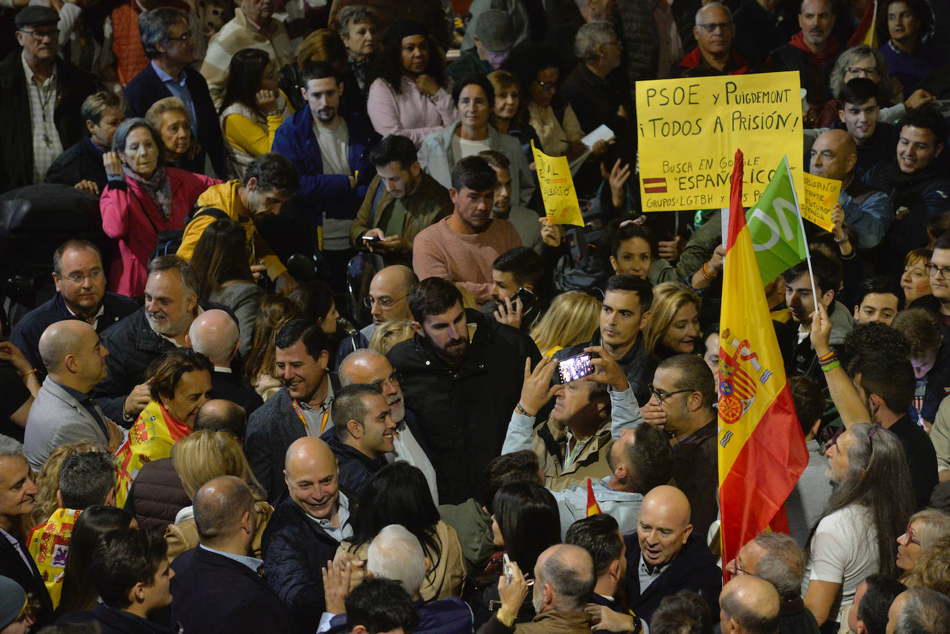 Protesta frente a la sede del PSRM en la calle Princesa de Murcia
