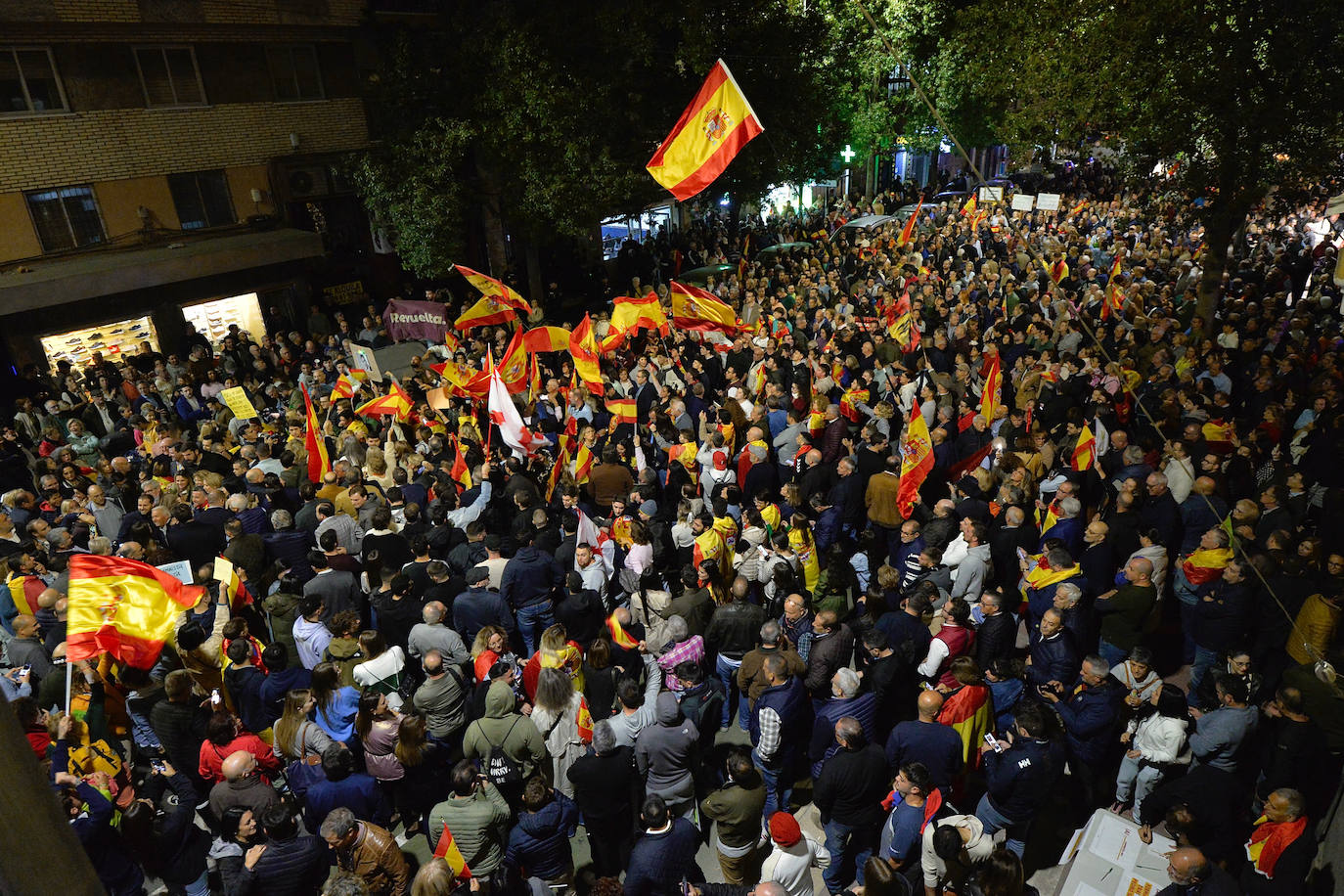 Protesta frente a la sede del PSRM en la calle Princesa de Murcia