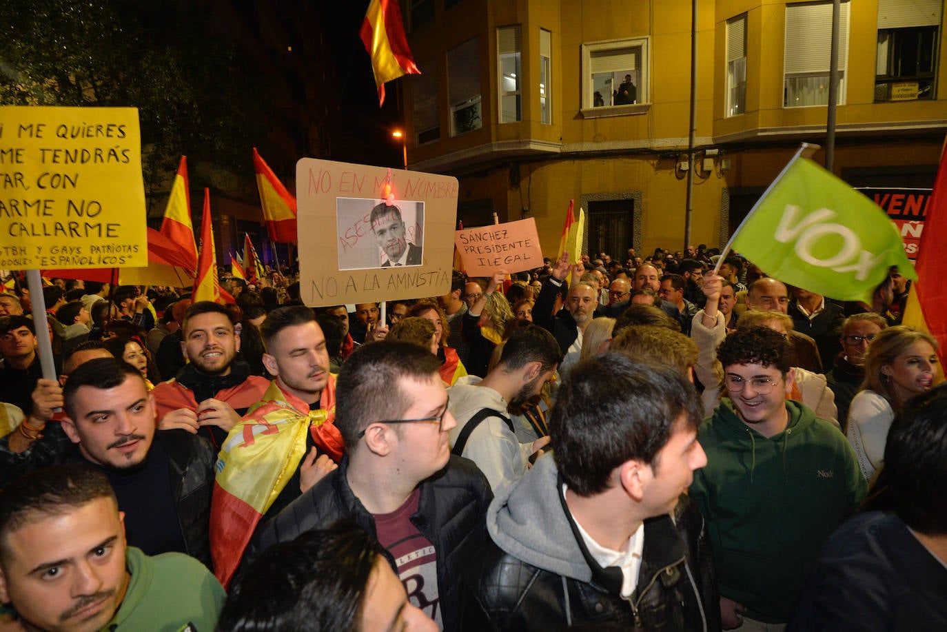 Protesta frente a la sede del PSRM en la calle Princesa de Murcia