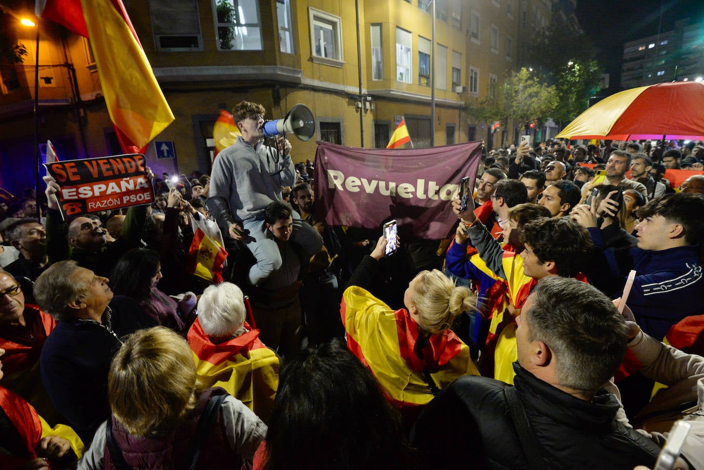 Protesta frente a la sede del PSRM en la calle Princesa de Murcia