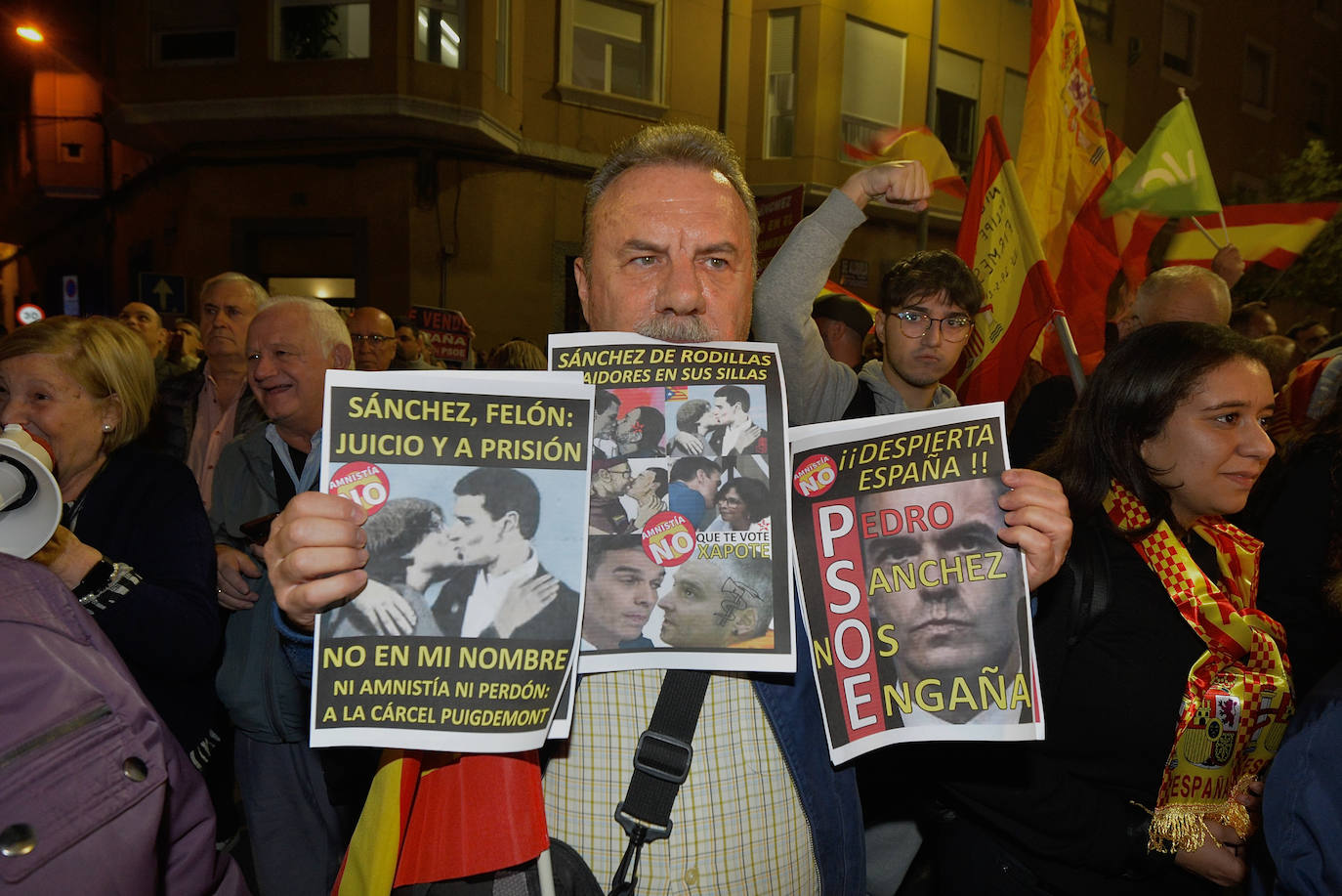 Protesta frente a la sede del PSRM en la calle Princesa de Murcia