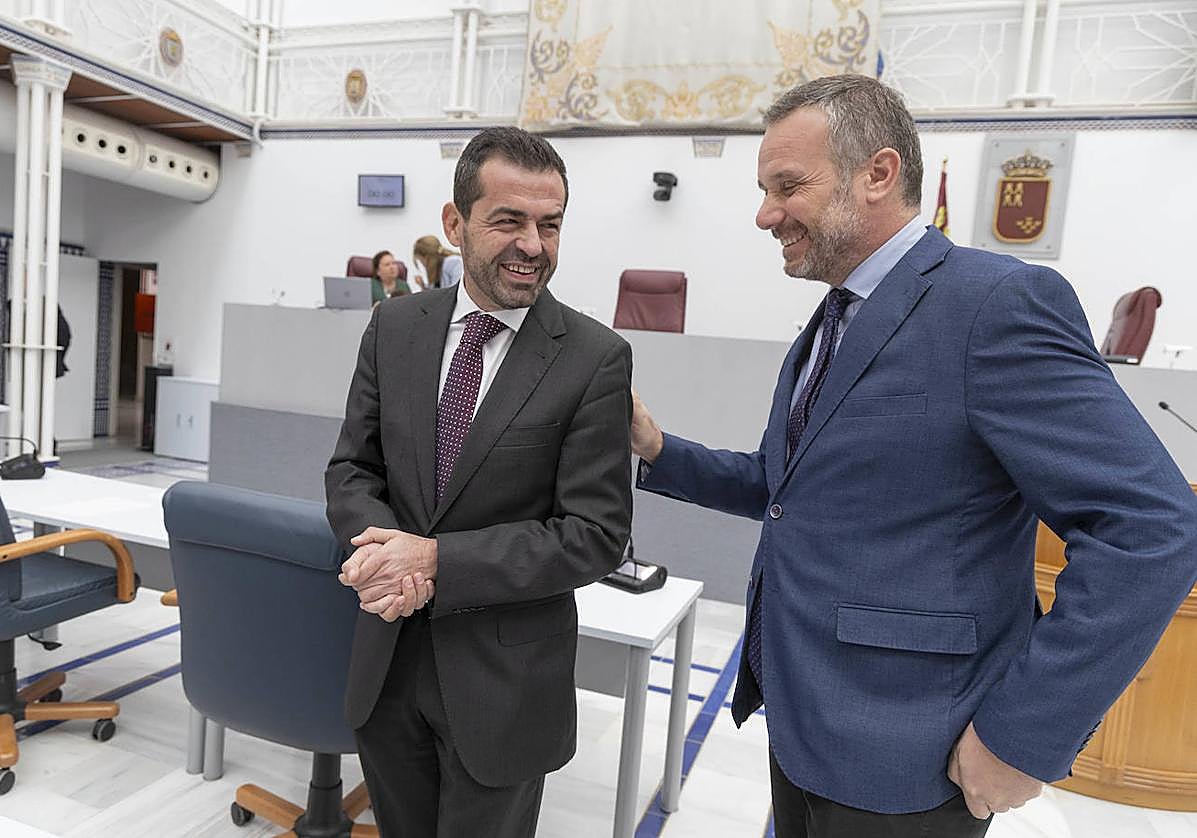 Martínez Alpañez (Vox) y Segado (PP), este martes en la Asamblea Regional.