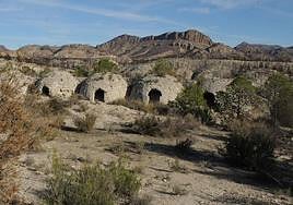 Una de las baterías de hornos de azufre, en Salmerón.