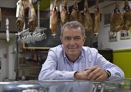Antonio Murcia, tras la barra del restaurante El Alias, hace unos días.