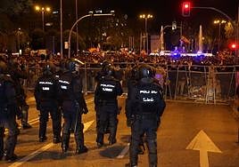 La aplaudida respuesta de un reportero murciano a un manifestante contra la amnistía que le estaba molestando.