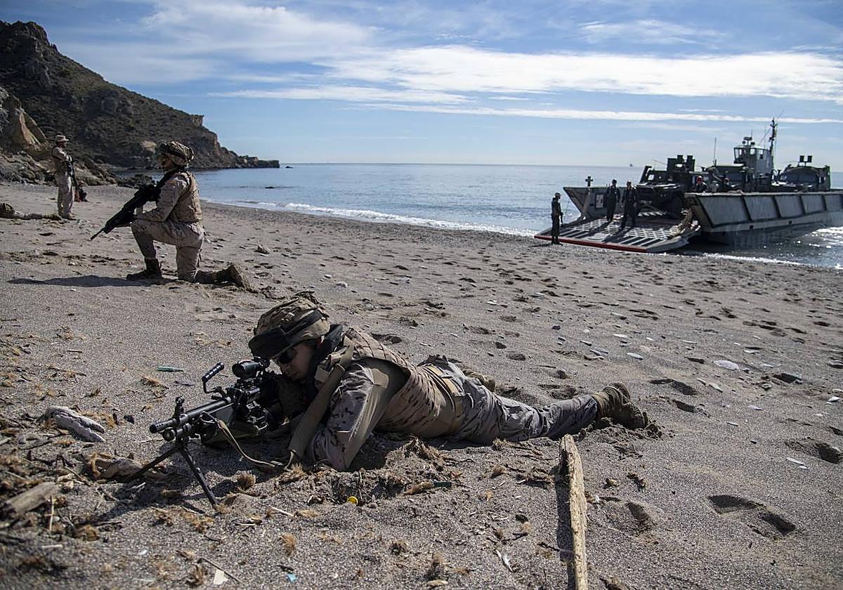 Un tirador protege con su ametralladora el desembarco de tropas y medios desde una lancha llegada a una de las calas de La Algameca.