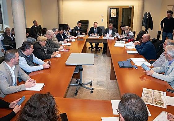 Reunión de la Mesa del Ferrocarril presidida por el alcalde, Fulgencio Gil.