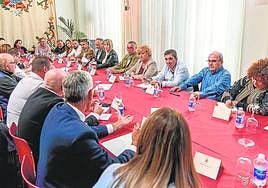 Vecinos de varios barrios y urbanizaciones reunidos con la alcaldesa Arroyo, en el Palacio Consistorial.