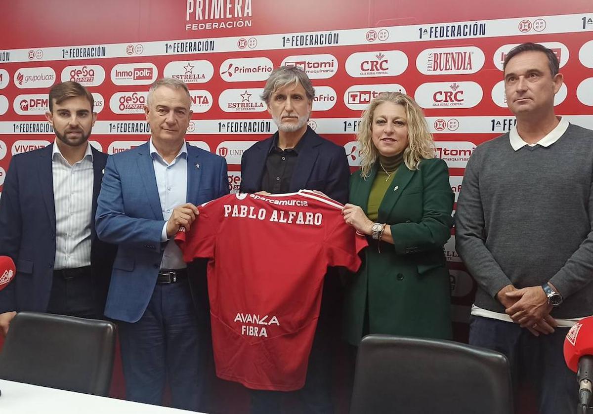 La presentación de Pablo Alfaro, este jueves, en el estadio Enrique Roca.