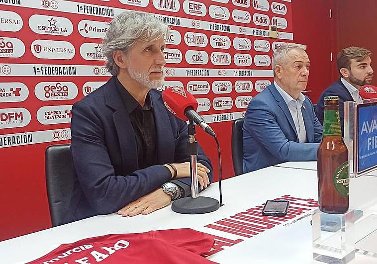 Pablo Alfaro, este jueves, en su presentación con el Real Murcia.