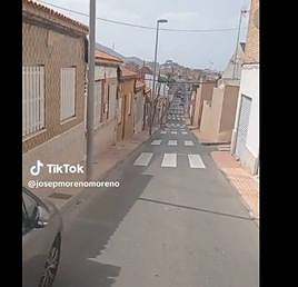 La calle de Cartagena con más pasos de cebra: «Les sobraba pintura »