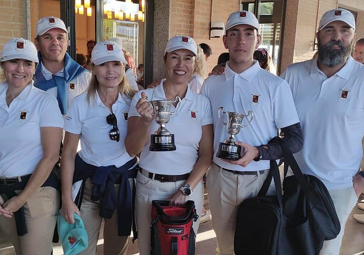 Componentes del equipo murciano arropando a los dos ganadores de la prueba.