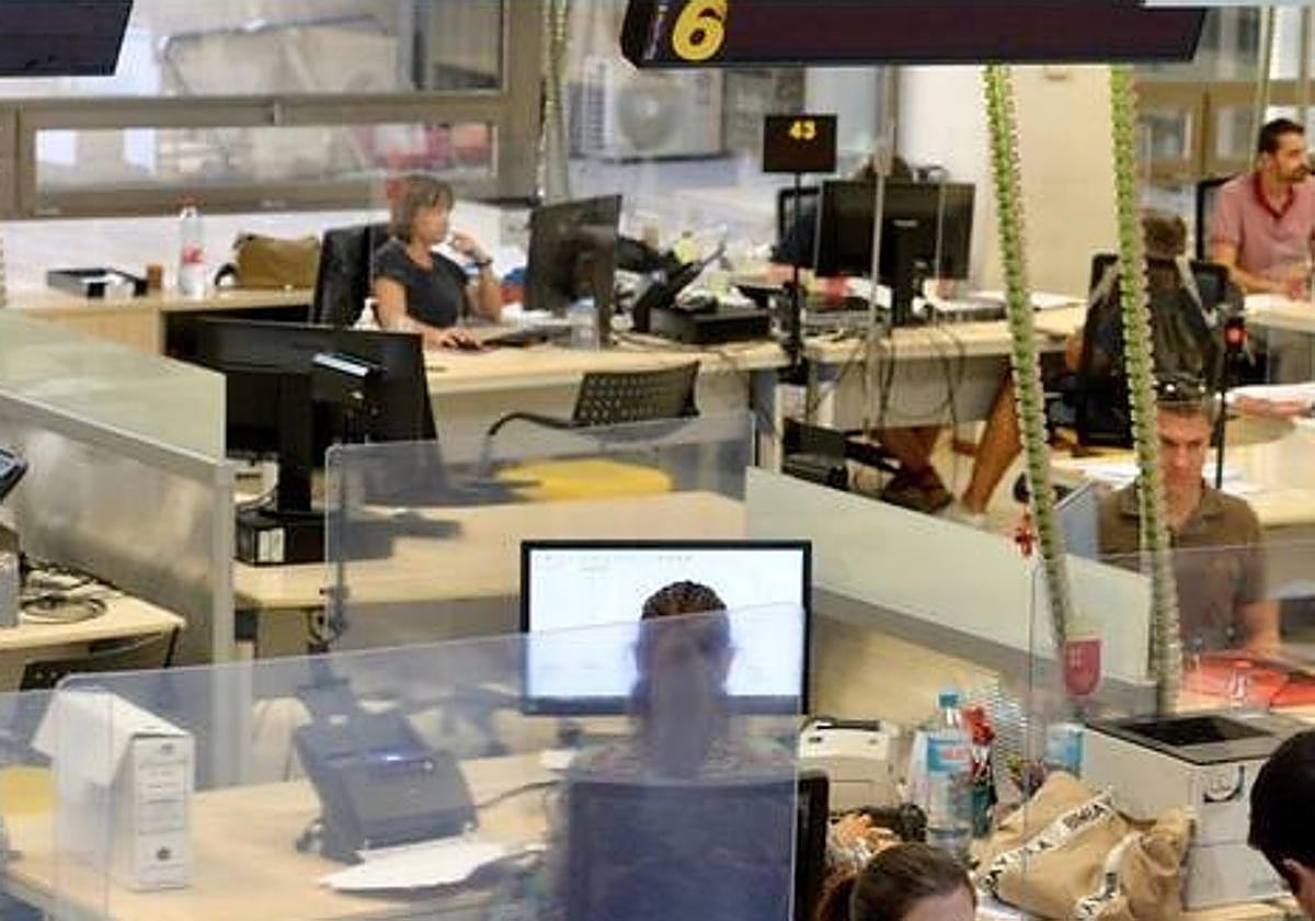 Funcionarios trabajando en Murcia, en una imagen de archivo.