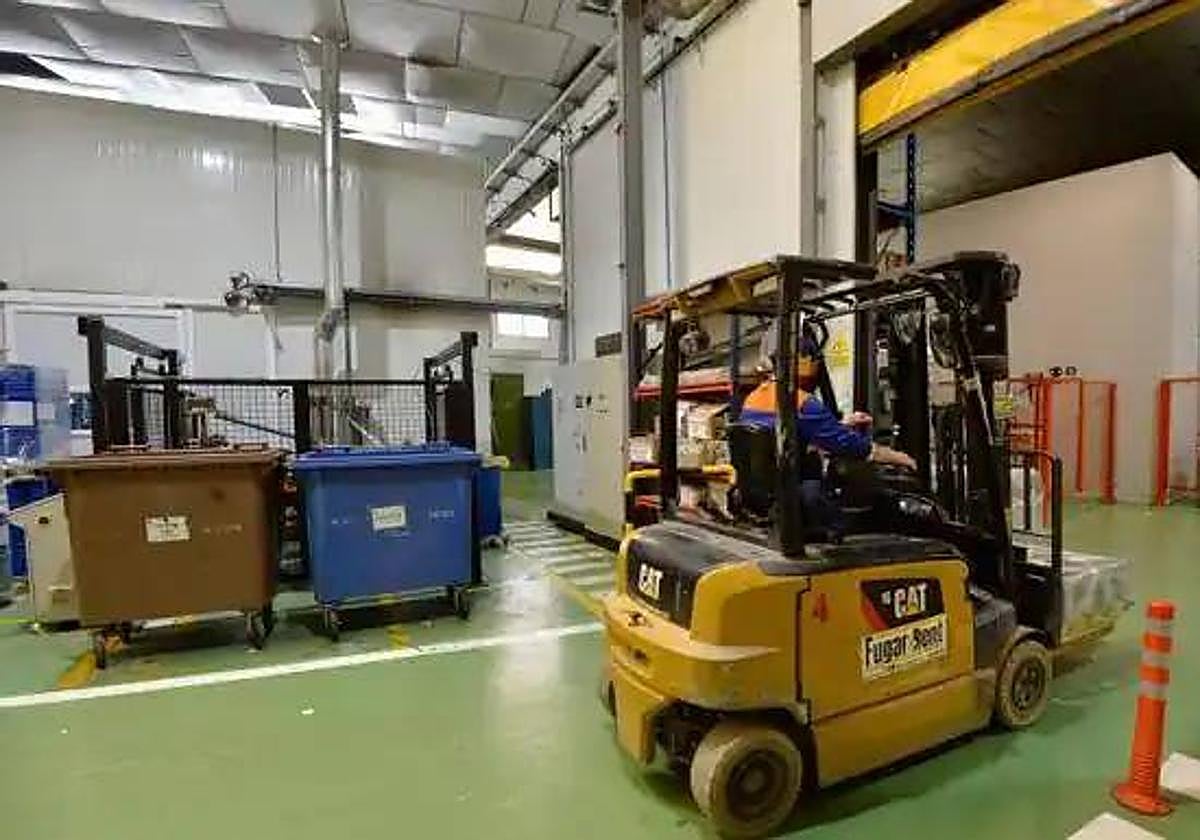 Traslado de cajas en una fábrica de Molina de Segura. Foto de archivo.