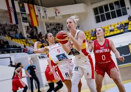 Laura Gil captura un rebote, ayer frente a Croacia.