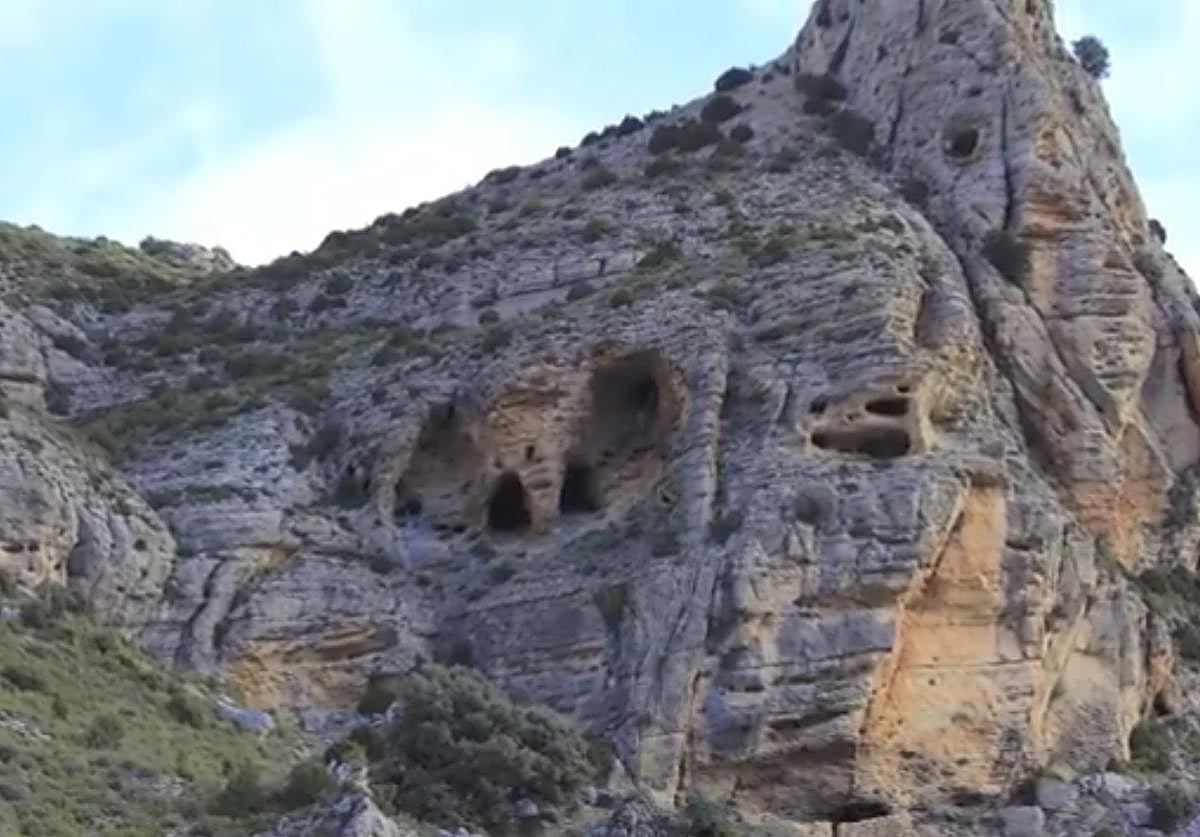 El santuario ibérico se halla en un profundo abrigo compuesto por cuatro cavidades contiguas, las dos intermedias, en la distancia, tienen semejanza con una nariz.